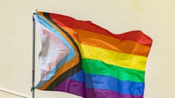 Corte de apelaciones permite a distrito escolar de Connetquot prohibir banderas pride