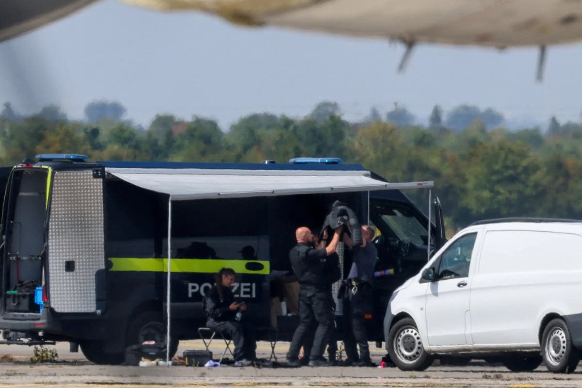Agentes de policía trabajan en las inmediaciones de un avión de carga Antonov, cerca del cual se encontró un dron, en el aeropuerto de Leipzig/Halle en Schkeuditz, Alemania, el 5 de agosto de 2026. (Axel Schmidt/Reuters).
