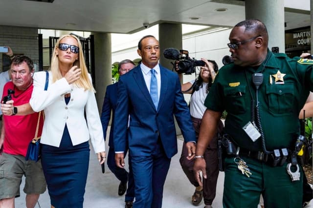 Tiger Woods sale del Palacio de Justicia del condado de Martin en Stuart, Florida, el 2 de septiembre de 2026. (Saul Martínez/Getty Images)