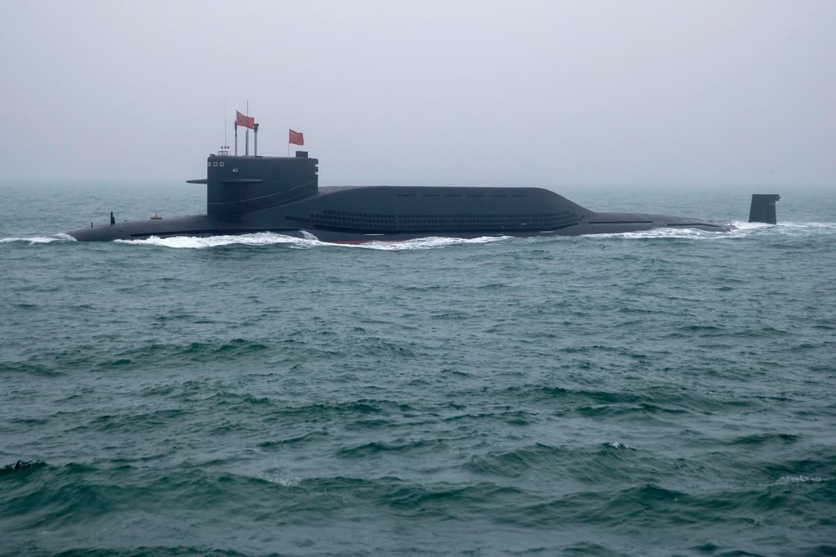 Un submarino nuclear de la Armada china participa en un desfile naval en las aguas cercanas a Qingdao, en la provincia de Shandong, China, el 23 de abril de 2019. (Mark Schiefelbein/AFP vía Getty Images)