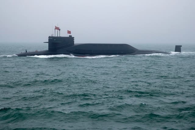 Un submarino nuclear de la Armada china participa en un desfile naval en las aguas cercanas a Qingdao, en la provincia de Shandong, China, el 23 de abril de 2019. (Mark Schiefelbein/AFP vía Getty Images)