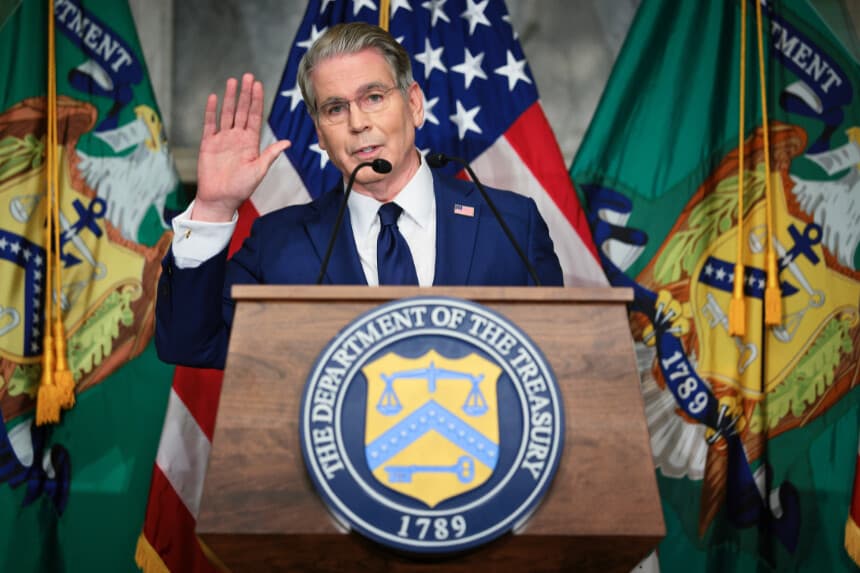 El secretario del Tesoro de EE. UU., Scott Bessent, se despide de los periodistas tras anunciar un nuevo conjunto de sanciones contra Irán, a las que describió como "el Día D económico", el 24 de agosto de 2026 en Washington, DC. (Chip Somodevilla/Getty Images)