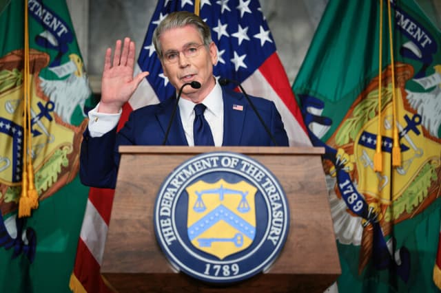 El secretario del Tesoro de EE. UU., Scott Bessent, se despide de los periodistas tras anunciar un nuevo conjunto de sanciones contra Irán, a las que describió como "el Día D económico", el 24 de agosto de 2026 en Washington, DC. (Chip Somodevilla/Getty Images)