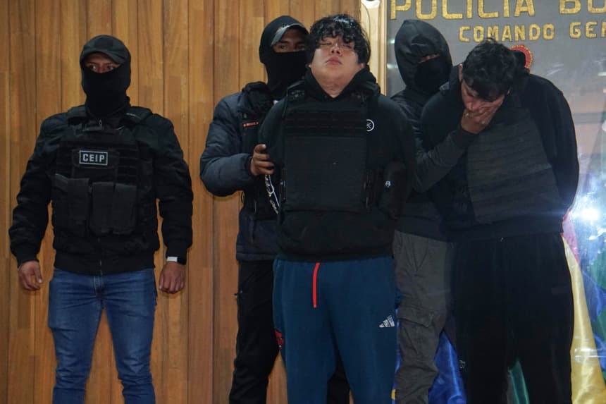 Integrantes de la Policía de Bolivia presentan a Jhonsson Smit Cruz Torres, apodado John Pulpo (d), considerado el principal líder de la banda criminal Los Pulpos, quien fue capturado este martes, en La Paz, Bolivia. (EFE/STR)