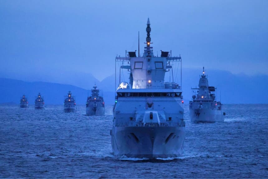Buques de la Marina alemana, incluida la fragata "Baden-Wurtemberg" (en primer plano), navegan al anochecer durante las maniobras militares Andoya "Missile Firing Exercise 2025" en el Mar del Norte cerca de Harstad, Noruega, el 13 de octubre de 2025. (Sean Gallup/Getty Images).