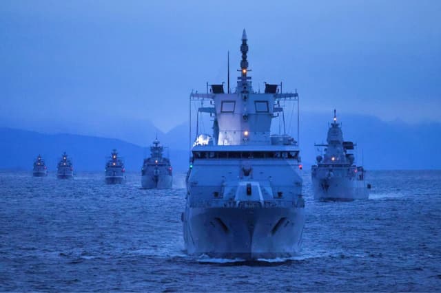 Buques de la Marina alemana, incluida la fragata "Baden-Wurtemberg" (en primer plano), navegan al anochecer durante las maniobras militares Andoya "Missile Firing Exercise 2025" en el Mar del Norte cerca de Harstad, Noruega, el 13 de octubre de 2025. (Sean Gallup/Getty Images).