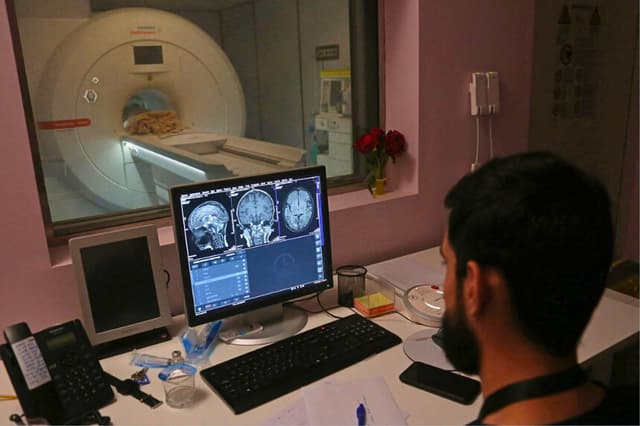En esta foto de archivo, un médico examina imágenes de resonancia magnética. (Mohammed Sawaf/AFP vía Getty Images).