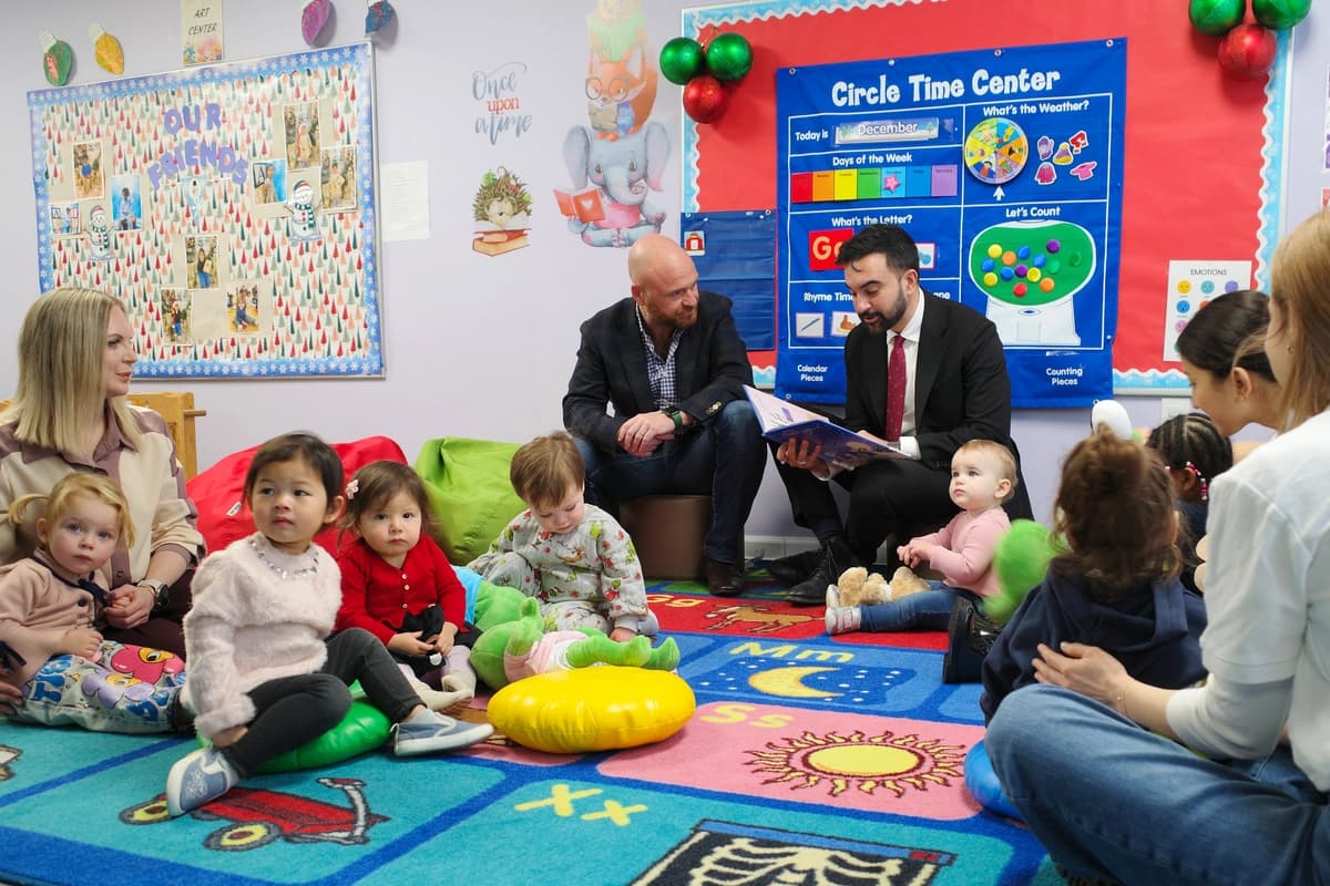 El alcalde electo de la ciudad de Nueva York, Zohran Mamdani, lee un cuento navideño a los alumnos de Little Scholars en la ciudad de Nueva York el 11 de diciembre de 2025. (Michael M. Santiago/Getty Images).