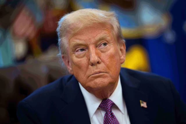 El presidente Donald Trump habla con los medios de comunicación mientras firma órdenes ejecutivas durante una rueda de prensa en el Despacho Oval de la Casa Blanca el 5 de septiembre de 2025. (Kevin Dietsch/Getty Images).