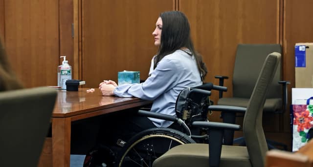 Lindsay Clancy se sienta en la mesa de la defensa mientras Kevin Reddington pide al jurado que la declare inocente durante su juicio por asesinato en la Corte Superior de Plymouth, Massachusetts, el 27 de agosto de 2026. (Greg Derr/The Patriot Ledger vía AP).