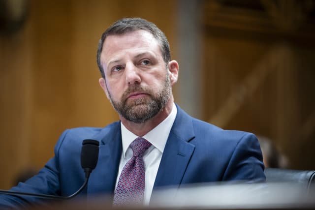 El senador Markwayne Mullin (R-Okla.) testifica durante su audiencia de confirmación para dirigir el Departamento de Seguridad Nacional en el Capitolio, en Washington, el 18 de marzo de 2026. (Madalina Kilroy/The Epoch Times)