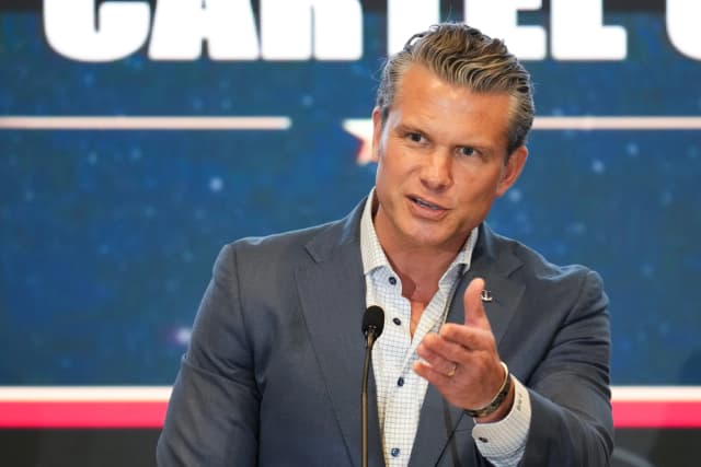 El secretario de Defensa, Pete Hegseth, habla en un foro de la Coalición de las Américas contra los Cárteles en la Ciudad de Panamá el 12 de agosto de 2026. (Matias Delacroix/AP Photo)