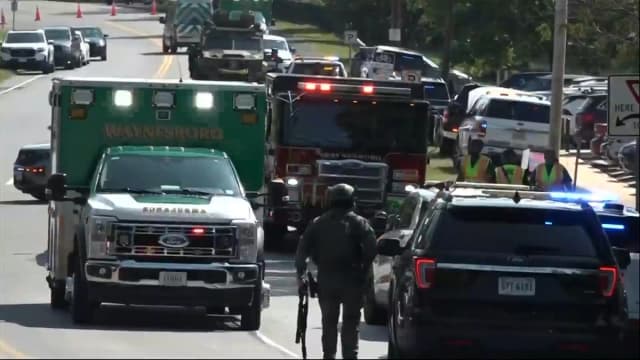 La policía responde a una emergencia en una escuela primaria en Waynesboro, Virginia, el 2 de septiembre de 2026. (WHSV-TV vía AP)