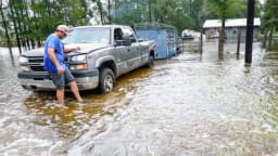 Tormenta tropical Edouard permanece sobre Texas provocando inundaciones en viviendas y carreteras