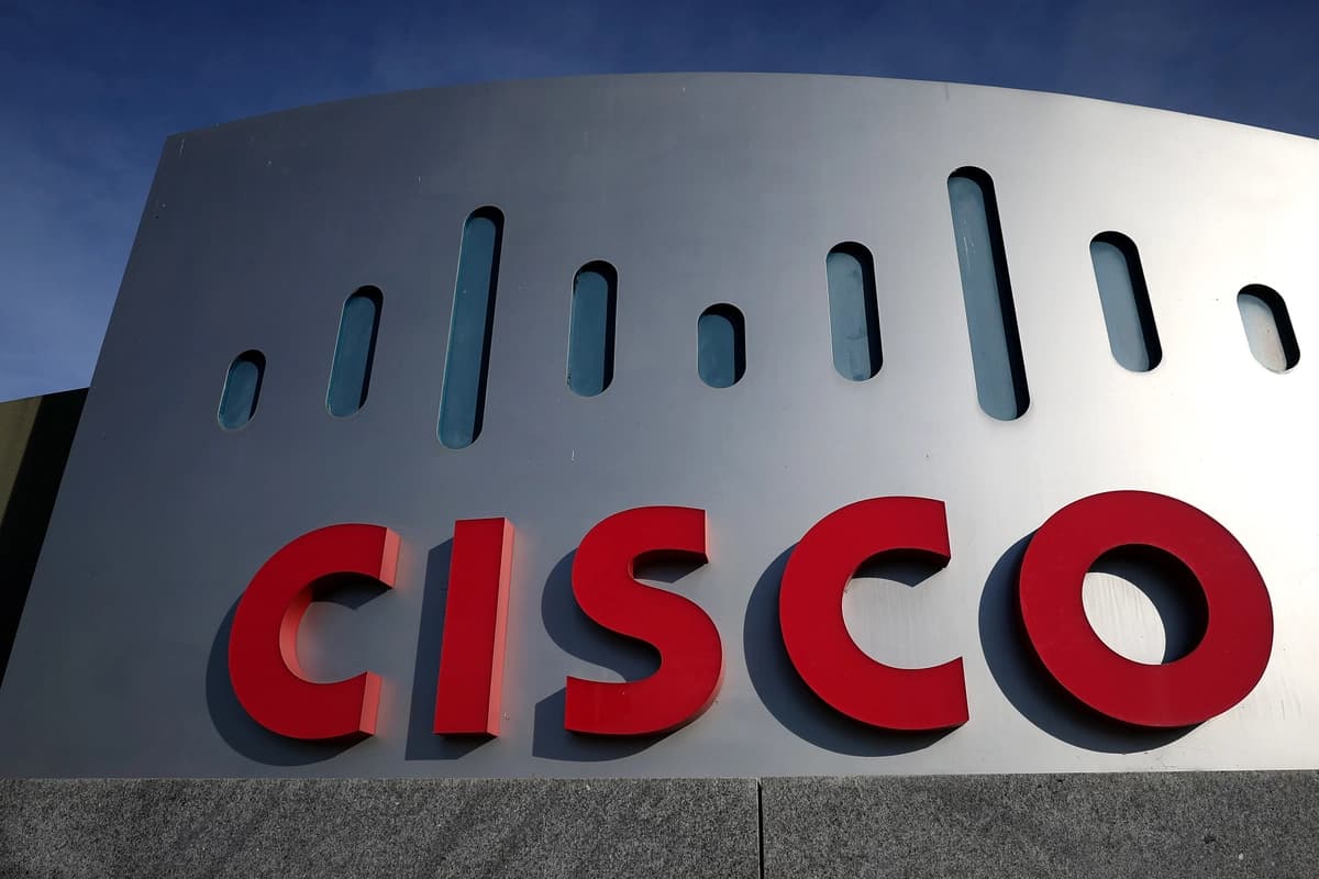 El logotipo de Cisco se muestra frente a la sede de Cisco en San José, California, el 9 de febrero de 2024. (Justin Sullivan/Getty Images)