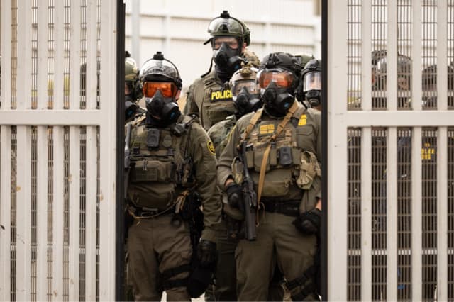 Agentes federales en el complejo del Servicio de Inmigración y Control de Aduanas en Portland, Oregón, el 4 de octubre de 2025. (John Fredericks/The Epoch Times).