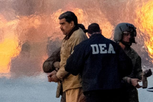 El exlíder venezolano Nicolás Maduro es escoltado por agentes de la DEA en el helipuerto de Manhattan, en Nueva York, el 5 de enero de 2026. (Adam Gray/Reuters)