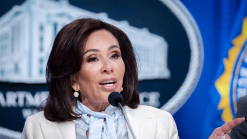 Pirro cuestiona gestión de la Cámara en casos de conducta sexual inapropiada