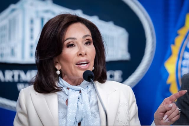 La fiscal federal del Distrito de Columbia, Jeanine Pirro, habla durante una conferencia de prensa en el Departamento de Justicia en Washington el 27 de abril de 2026. (Madalina Kilroy/The Epoch Times).