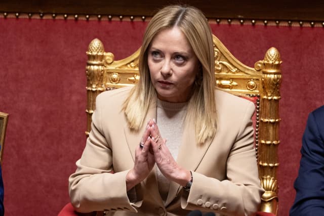 La primera ministra italiana, Giorgia Meloni, gesticula durante su comparecencia ante el Senado en Roma, el 22 de octubre de 2025. (Remo Casilli/Reuters).