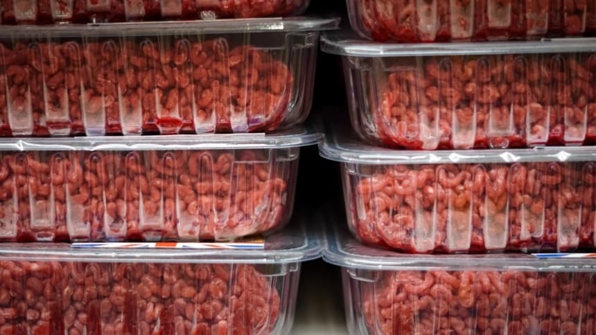 Carne molida a la venta en un supermercado. (Nata.dobrovolskaya/Shutterstock)