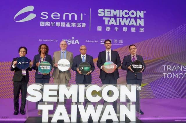 El director del American Institute in Taiwan, Raymond Greene (3º derecho), se une a los líderes del sector en SEMICON Taiwan 2026 en Taipéi el 2 de septiembre de 2026. (Cortesía del American Institute in Taiwán).