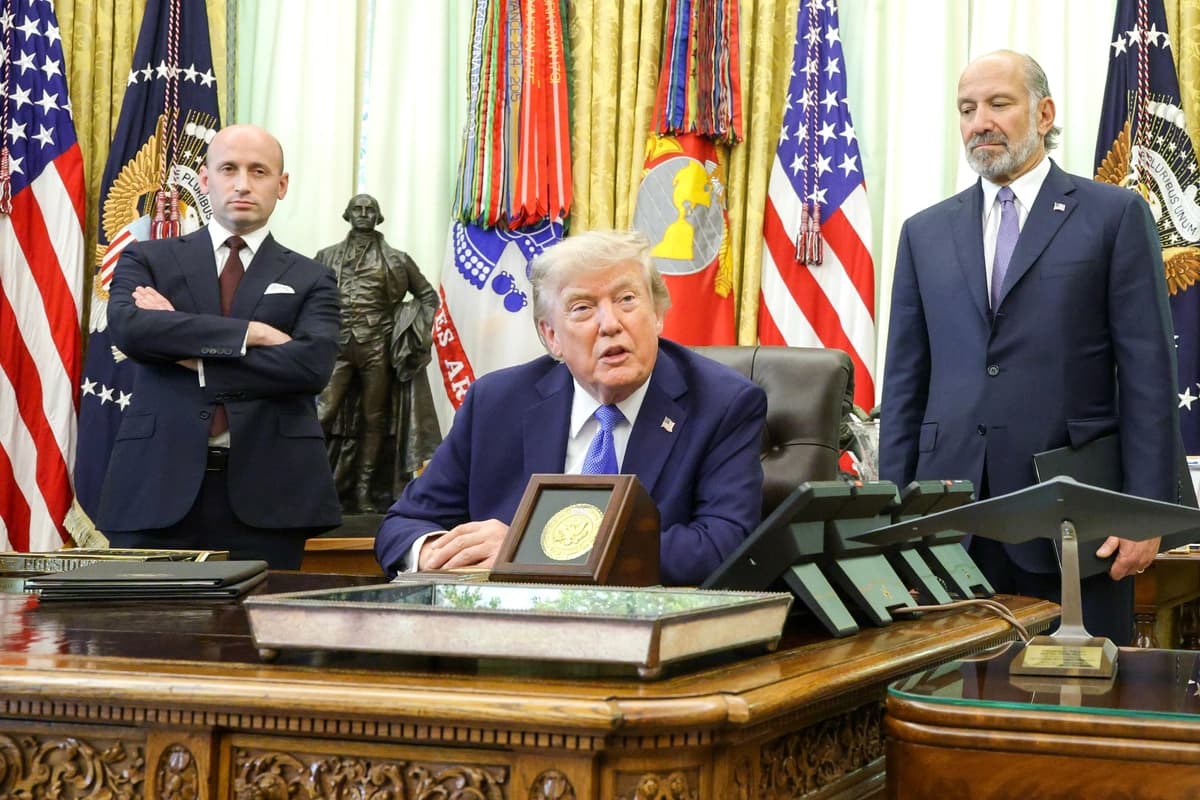 El presidente Donald Trump (C) habla mientras el subjefe de gabinete de la Casa Blanca y asesor de Seguridad Nacional, Stephen Miller (I), y el secretario de Comercio de Estados Unidos, Howard Lutnick, observan durante un evento en el Despacho Oval de la Casa Blanca el 6 de agosto de 2026. (Alex Wong/Getty Images).