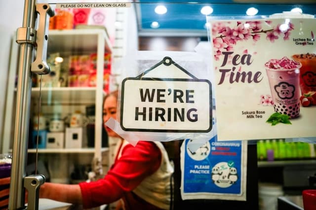 Un letrero de contratación en el centro comercial Fashion Centre at Pentagon City, en Arlington, Virginia, el 3 de enero de 2024. (Madalina Vasiliu/The Epoch Times)