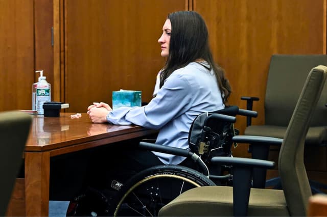 Lindsay Clancy se encuentra sentada en el banco de la defensa mientras Kevin Reddington solicita al jurado que la declare inocente durante su juicio por homicidio en la Corte Superior de Plymouth, en Plymouth, Massachusetts, el 27 de agosto de 2026. (Greg Derr/The Patriot Ledger vía AP, Pool).