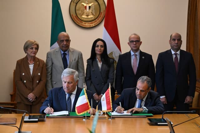 El Ministro de Asuntos Exteriores de Egipto, Badr Abdelatty (D) y el Ministro de Asuntos Exteriores de Italia, Antonio Tajani (I), firman un acuerdo de cooperación sobre migrantes en la Nueva Capital Administrativa, al este de El Cairo, Egipto, 03 de septiembre de 2026. (EFE/EPA/MOHAMED HOSSAM)