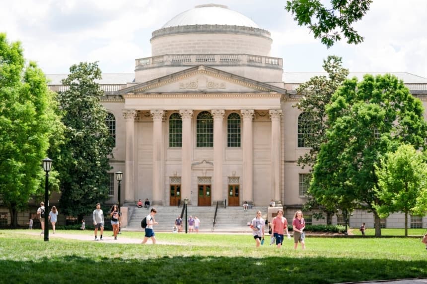 Estudiantes caminan frente a la Biblioteca Wilson de la Universidad de Carolina del Norte en Chapel Hill, Carolina del Norte, el 1 de mayo de 2024. (Sean Rayford/Getty Images)