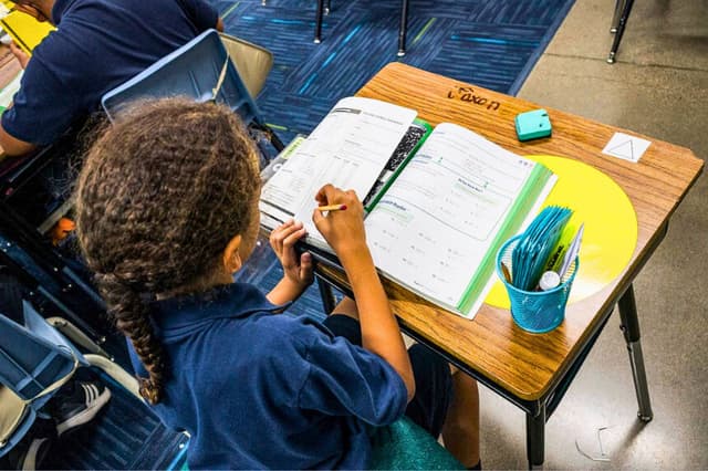 Alumno de primaria en Phoenix, Arizona, el 26 de octubre de 2022. (Olivier Touron/AFP vía Getty Images).