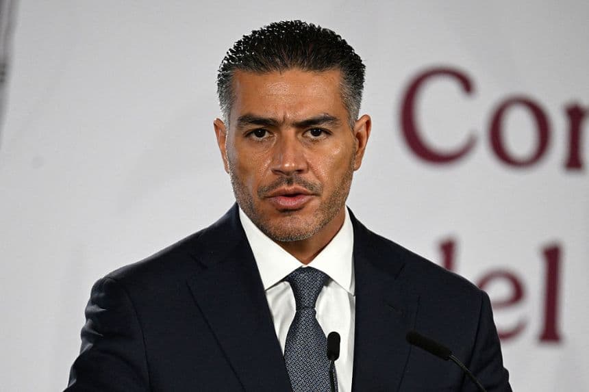 El secretario de Seguridad y Protección Ciudadana de México, Omar García Harfuch, interviene durante la conferencia de prensa diaria de la presidenta de México, Claudia Sheinbaum, en el Palacio Nacional de la Ciudad de México, el 14 de julio de 2026. (Alfredo ESTRELLA / AFP vía Getty Images)