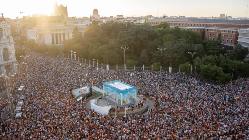 Decenas de miles de personas protestan en España por la crisis migratoria de Ceuta