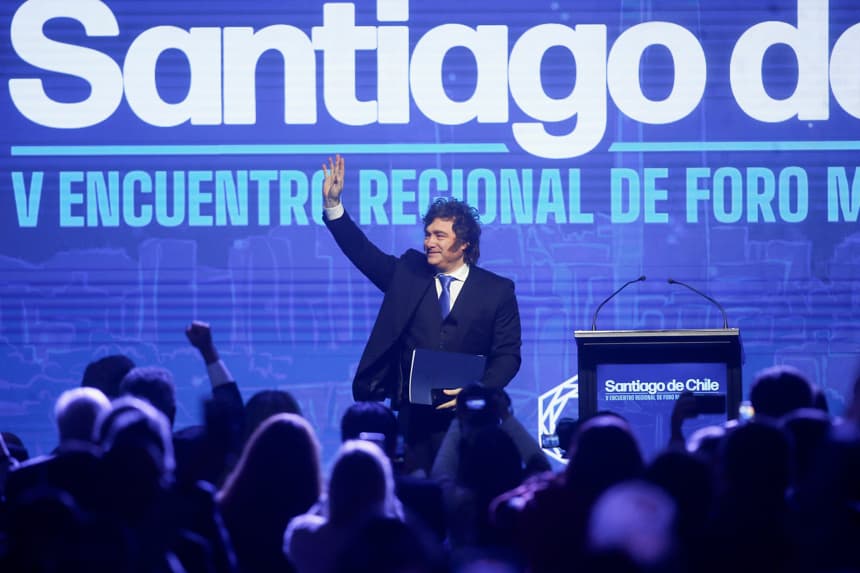 El presidente de Argentina, Javier Milei, saluda durante la inauguración del V Encuentro Regional del Foro Madrid, el cual cuenta con figuras de la derecha y la ultraderecha de Latinoamérica y España, este jueves en Santiago, Chile. (EFE/ Esteban Garay)