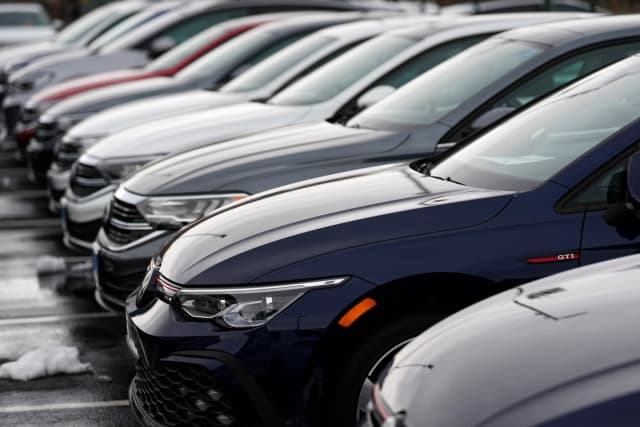Una fila de sedanes GTI y Jetta 2024 sin vender se acumula en un concesionario Volkswagen en Denver el 17 de marzo de 2024. (David Zalubowski/AP).