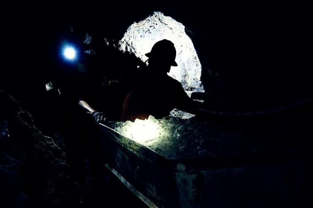 El 19 de febrero de 2026, unos mineros empujan un carro cargado con minerales extraídos dentro de un túnel de la Cooperativa Minera Rosario Bajo, en el Cerro Rico, en el departamento de Potosí, al sur de Bolivia. (Aizar RALDES / AFP vía Getty Images)