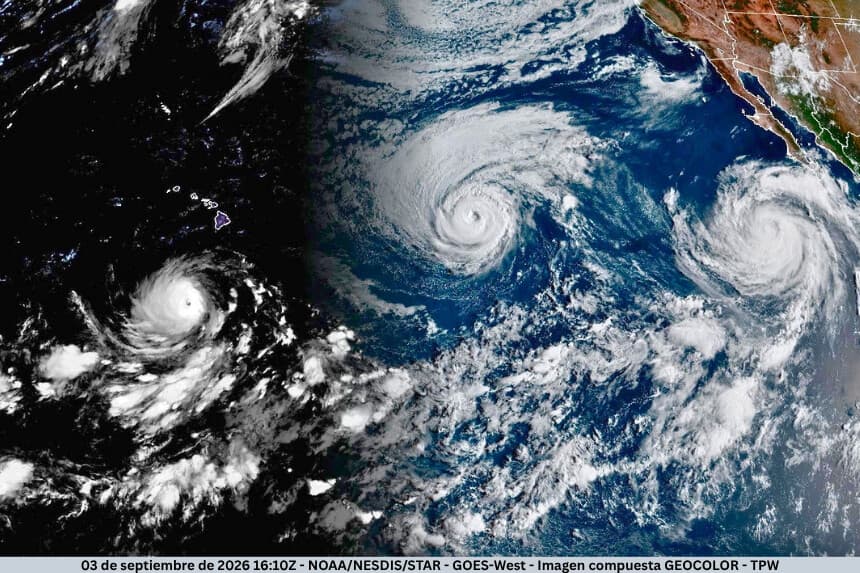 Imagen satelital del huracán Lowell (izquierda), huracán Karina (C) y huracán Marie (derecha) en el océano Pacífico el 3 de septiembre de 2026. (NOAA/NESDIS/Star-Goes West).