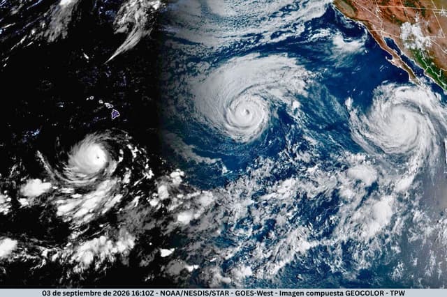 Imagen satelital del huracán Lowell (izquierda), huracán Karina (C) y huracán Marie (derecha) en el océano Pacífico el 3 de septiembre de 2026. (NOAA/NESDIS/Star-Goes West).