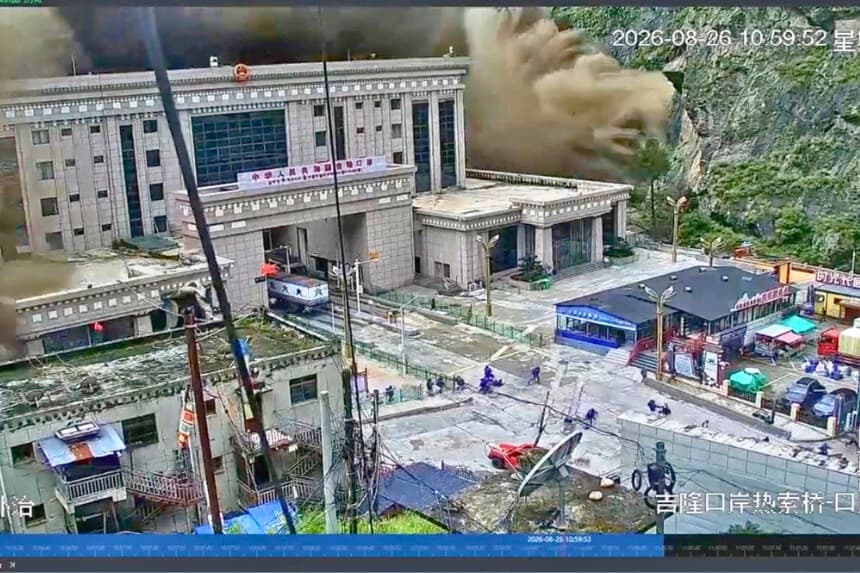 Las imágenes de cámaras de seguridad muestran a personas huyendo mientras una avalancha de lodo y agua destruye edificios en un valle en la frontera entre Nepal y China, en Gyirong, Tíbet, el 26 de agosto de 2026. (Redes sociales/vía Reuters).