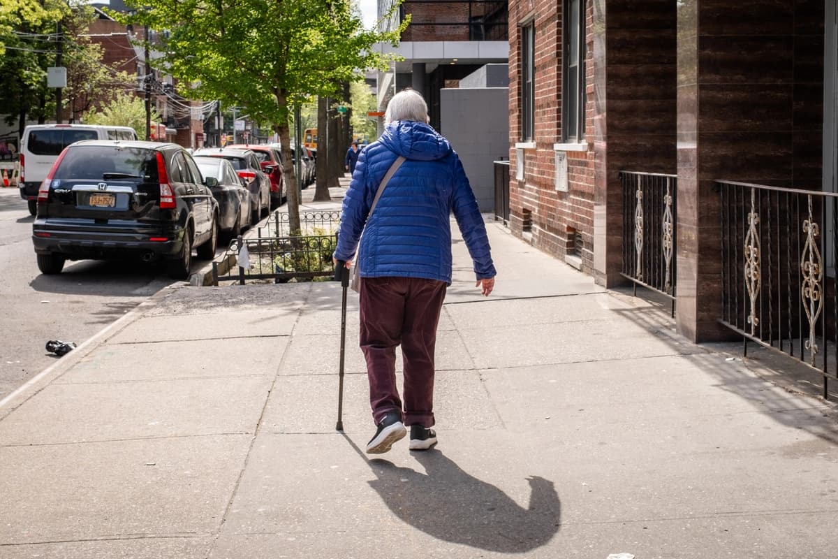 Una anciana camina por una calle de la ciudad de Nueva York el 29 de abril de 2026. (Samira Bouaou/The Epoch Times)