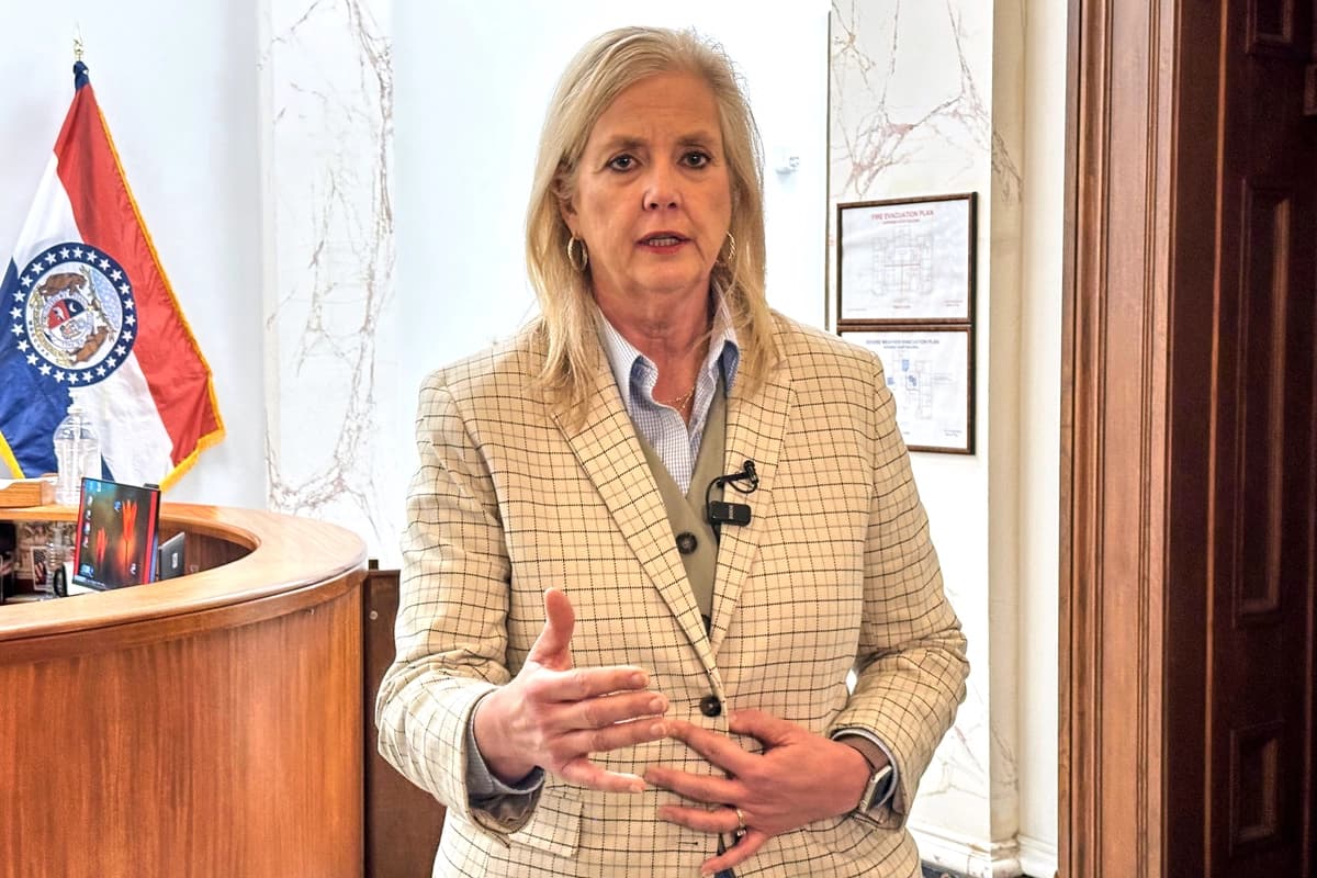La fiscal general de Missouri, Catherine Hanaway, habla con los periodistas en su oficina en Jefferson City, Missouri, el 19 de noviembre de 2025. (Foto AP/David A. Lieb).