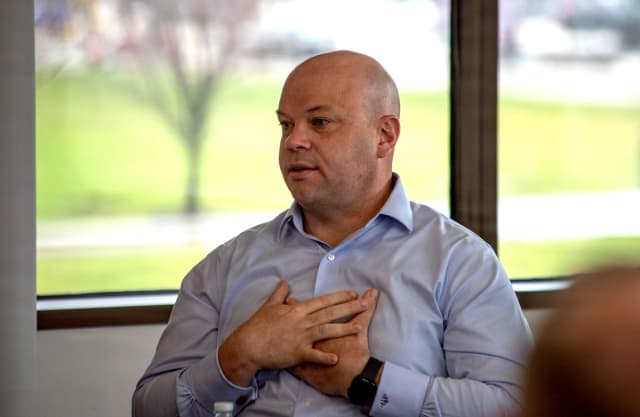 Adam Telle, subsecretario del Ejército para Obras Civiles, interviene en una mesa redonda en el edificio de la Cámara de Comercio de Omaha, en Omaha, Nebraska, el 9 de abril de 2026. (Makenzie Leonard/Ejército de EE. UU.)