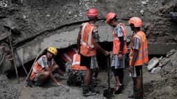 Dos personas sobreviven y son rescatadas de un túnel de una hidroeléctrica en Nepal