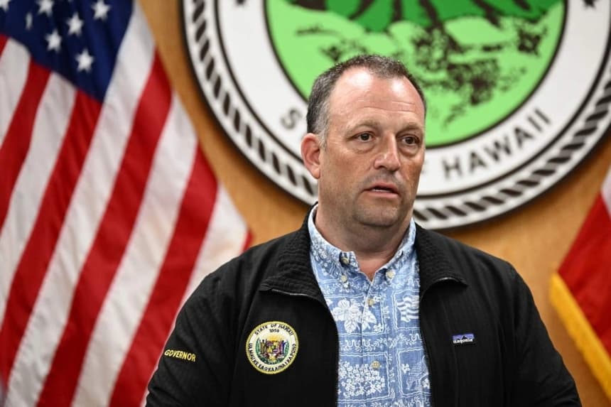 El gobernador de Hawái, Josh Green, habla durante una conferencia de prensa sobre la destrucción de la histórica Lahaina y las secuelas de los incendios forestales en el oeste de Maui, en Wailuku, Hawái, el 10 de agosto de 2023. (Patrick T. Fallon/AFP vía Getty Images)