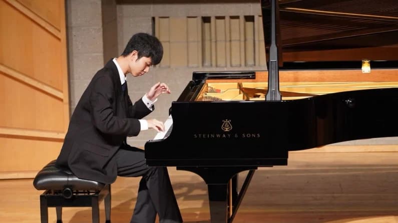 12 pianistas avanzan a semifinales de la Competencia Internacional de Piano de NTD