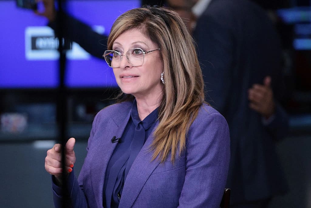 La presentadora de Fox Business, María Bartiromo, habla en el parqué de la Bolsa de Valores de Nueva York durante la sesión matutina de cotización en la ciudad de Nueva York el 1 de julio de 2026. (Michael M. Santiago/Getty Images)