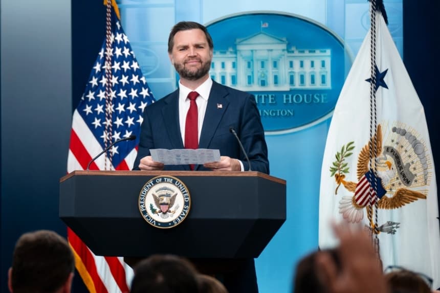 El vicepresidente JD Vance habla durante una conferencia de prensa en la Casa Blanca el 3 de septiembre de 2026. (Madalina Kilroy/The Epoch Times)