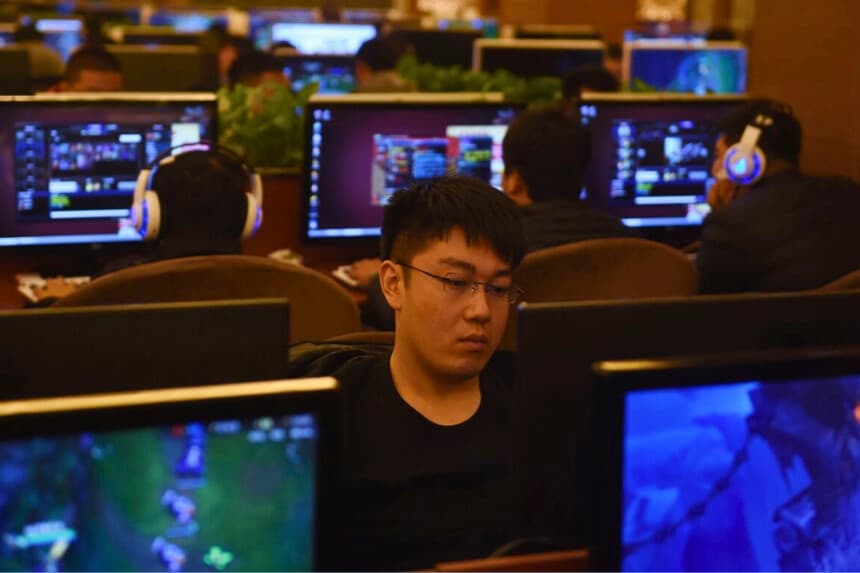 Hombres juegan a videojuegos en ordenadores en un bar de internet en Pekín el 16 de diciembre de 2015. (Greg Baker/AFP vía Getty Images).