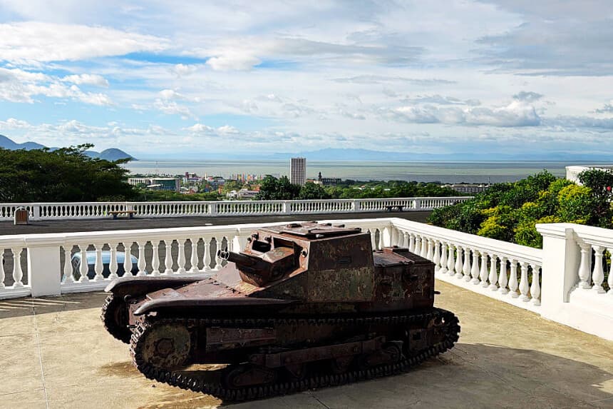 Un vehículo blindado destruido durante la insurrección que condujo al derrocamiento del dictador Anastasio Somoza Debayle se exhibe en el mirador de Tiscapa, en Managua, el 28 de junio de 2026. (AFP vía Getty Images)